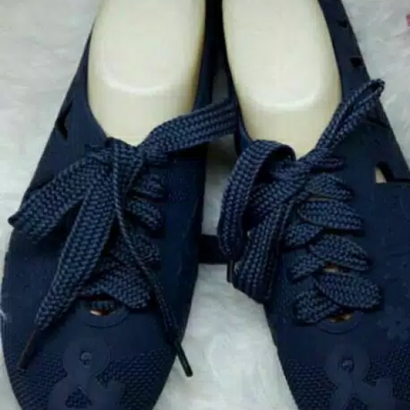Sepatu Kets Tali Besar Merek Bara Bara