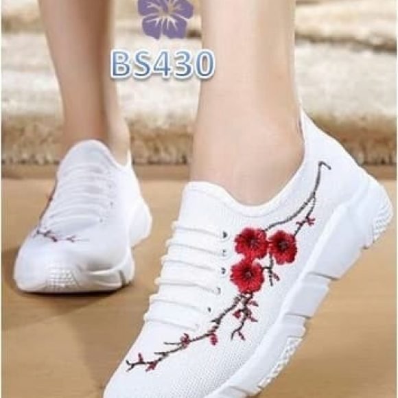 Sepatu Wanita Sneaker Kelsey Sakura Putih BS430